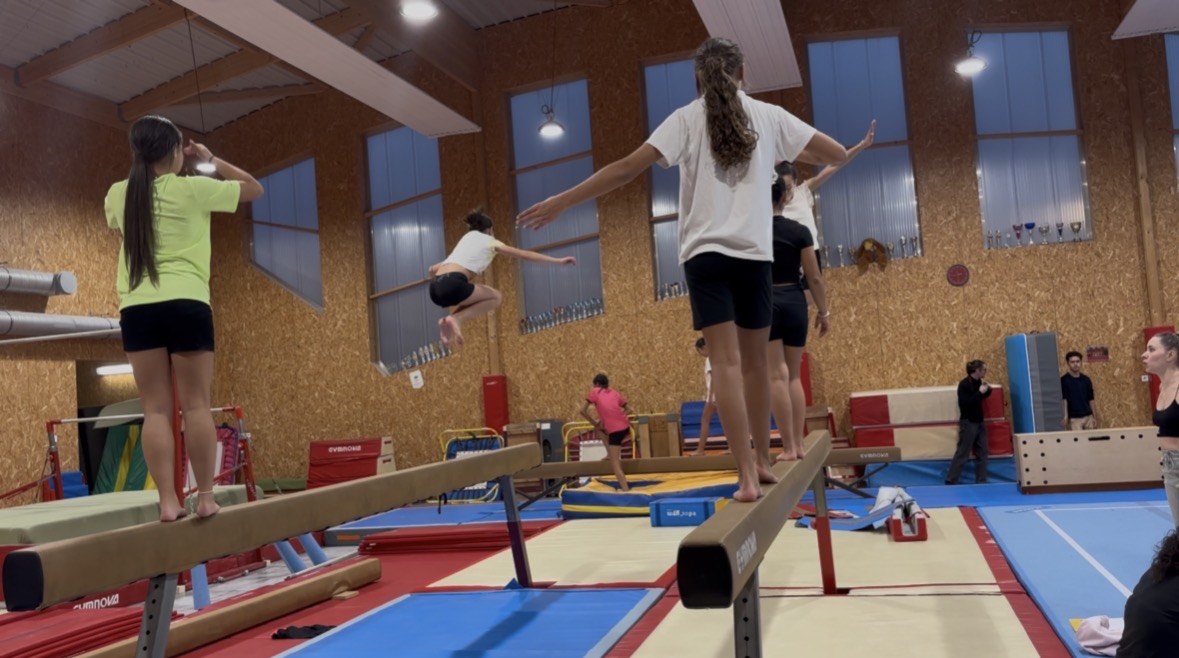 Gymnaste saut poutre